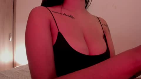 Snapshot of emilia_ghendle chatting on 01-21-25, 04:48 Emilia Big Boobs online show from 01-21-25, 04:48