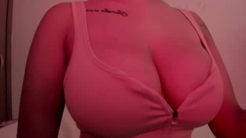Snapshot of emilia_ghendle chatting on 01-31-25, 04:59 Emilia Big Boobs online show from 01-31-25, 04:59