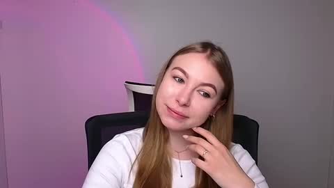 Snapshot of emilia_ilia chatting on 02-04-25, 06:14 Emilia online show from 02-04-25, 06:14