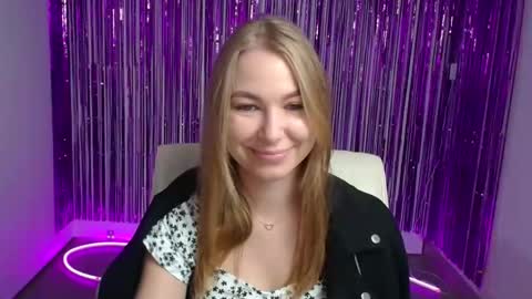 Snapshot of emilia_ilia chatting on 09-23-25, 05:32 Emilia online show from 09-23-25, 05:32