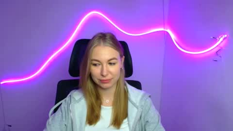 Snapshot of emilia_ilia chatting on 10-04-25, 03:37 Emilia online show from 10-04-25, 03:37