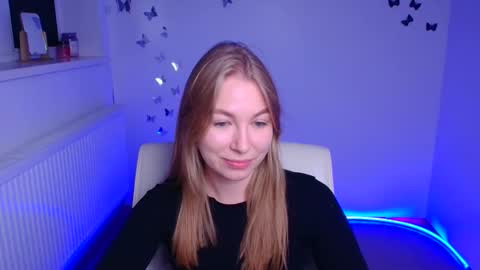 Snapshot of emilia_ilia chatting on 10-06-25, 11:29 Emilia online show from 10-06-25, 11:29