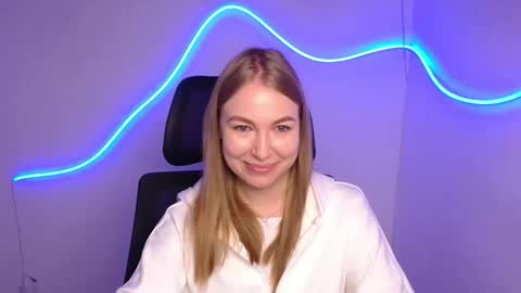 Snapshot of emilia_ilia chatting on 10-10-25, 06:23 Emilia online show from 10-10-25, 06:23