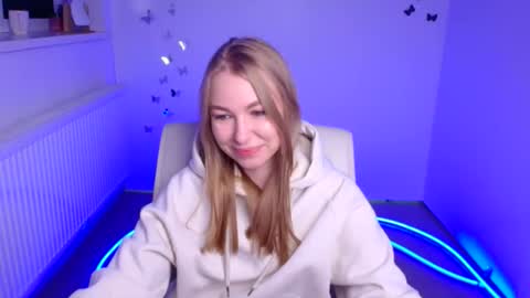 Snapshot of emilia_ilia chatting on 10-11-25, 05:28 Emilia online show from 10-11-25, 05:28
