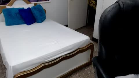emiliaa_hot online show from 07-31-26, 10:42