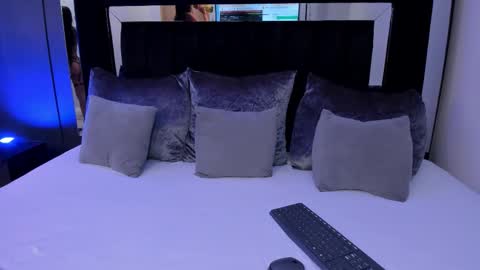 Snapshot of emiliee_xx chatting on 10-22-25, 10:09 Emillie online show from 10-22-25, 10:09