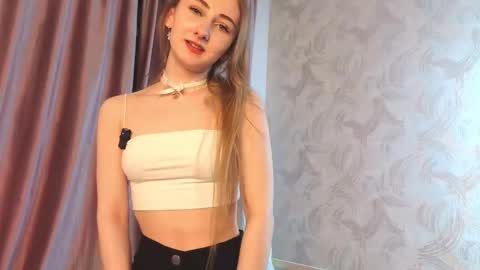 Snapshot of emilka_milka chatting on 12-17-25, 12:44 Im Amy online show from 12-17-25, 12:44