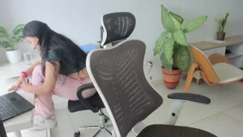 Snapshot of emillybrowm chatting on 06-16-26, 02:52 Emilly online show from 06-16-26, 02:52