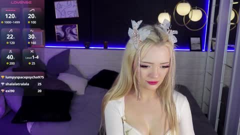 Snapshot of emily_air chatting on 12-21-24, 08:00 Emily online show from 12-21-24, 08:00