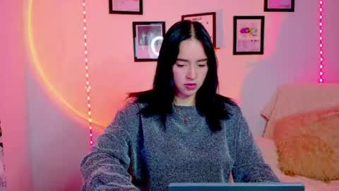 Emily Lindey online show from 06-03-26, 04:59