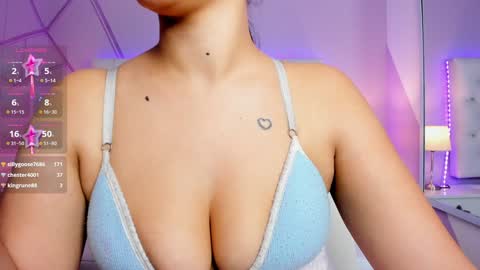 Snapshot of emily_roux chatting on 12-11-24, 02:09  EMILY  online show from 12-11-24, 02:09