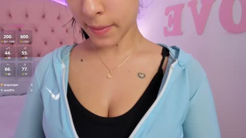 Snapshot of emily_roux chatting on 01-31-25, 01:43  EMILY  online show from 01-31-25, 01:43