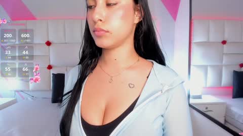 Snapshot of emily_roux chatting on 01-31-25, 04:47  EMILY  online show from 01-31-25, 04:47