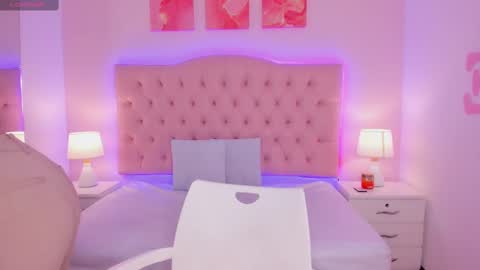 Snapshot of emily_roux chatting on 02-19-25, 12:25  EMILY  online show from 02-19-25, 12:25