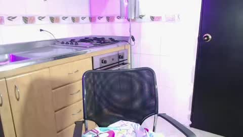 Snapshot of emily_zc1 chatting on 07-21-26, 06:10 EMILY online show from 07-21-26, 06:10