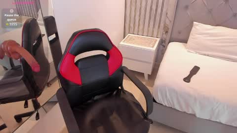  E M Y L Y  online show from 04-22-26, 01:01