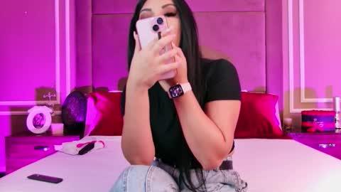 Snapshot of emilycolle_ chatting on 09-14-25, 04:11 Emily online show from 09-14-25, 04:11