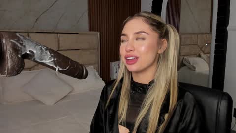 Emily Hendrix online show from 01-11-25, 05:10