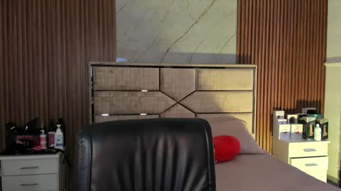 Emily Hendrix online show from 09-12-25, 07:58