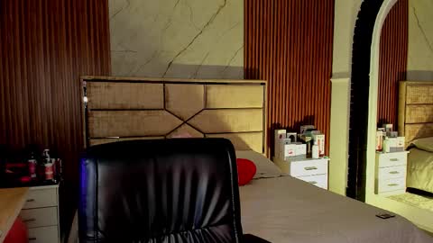 Emily Hendrix online show from 10-28-25, 08:11