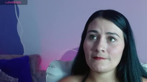 Snapshot of emilylondon_22 chatting on 04-08-26, 01:33 Emily online show from 04-08-26, 01:33