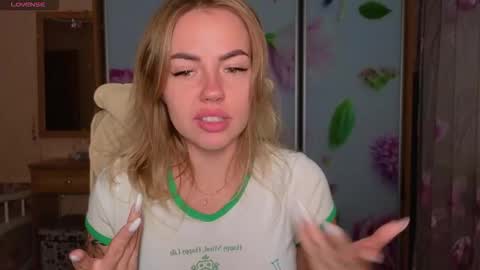 Snapshot of emilyrobbie chatting on 10-26-25, 06:25 Emily Robbie online show from 10-26-25, 06:25