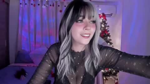 Snapshot of emilyrosss_ chatting on 12-23-24, 06:44 EMILY online show from 12-23-24, 06:44