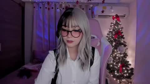 Snapshot of emilyrosss_ chatting on 12-28-24, 06:17 EMILY online show from 12-28-24, 06:17