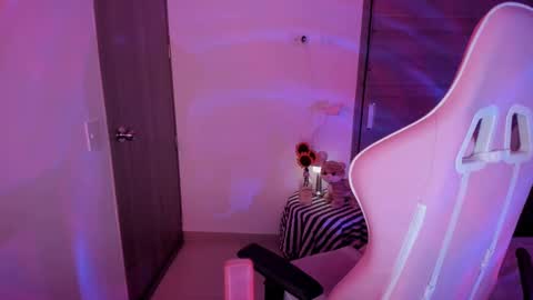 Snapshot of emilyrosss_ chatting on 02-21-25, 03:45 EMILY online show from 02-21-25, 03:45