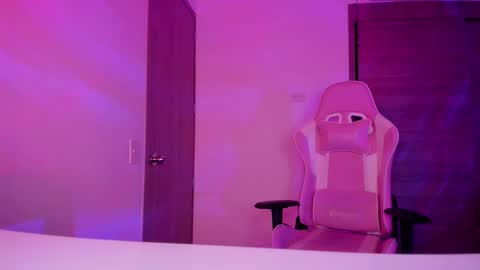 Snapshot of emilyrosss_ chatting on 03-08-25, 06:21 EMILY online show from 03-08-25, 06:21