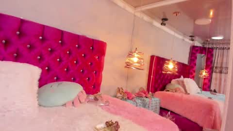 Snapshot of emilysander_ chatting on 12-21-24, 09:01 Emily online show from 12-21-24, 09:01