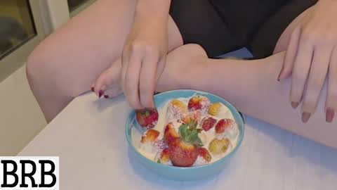 Snapshot of emilysumer chatting on 11-17-25, 02:12 Summer 3 online show from 11-17-25, 02:12