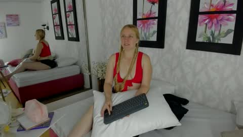 Snapshot of emilysumer chatting on 12-14-25, 03:12 Summer 3 online show from 12-14-25, 03:12