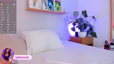 Snapshot of emilyy_bank chatting on 11-10-25, 07:57 Emily Bank online show from 11-10-25, 07:57