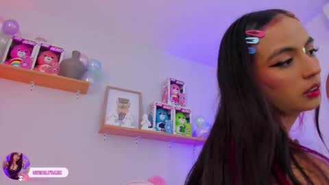 Snapshot of emilyy_bank chatting on 11-19-25, 07:47 Emily Bank online show from 11-19-25, 07:47