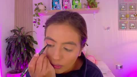 Snapshot of emilyy_bank chatting on 06-08-26, 01:11 Emily Bank online show from 06-08-26, 01:11