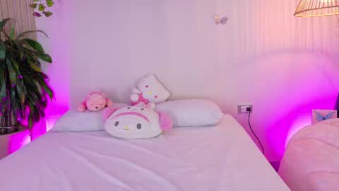 Snapshot of emilyy_bank chatting on 06-13-26, 04:38 Emily Bank online show from 06-13-26, 04:38