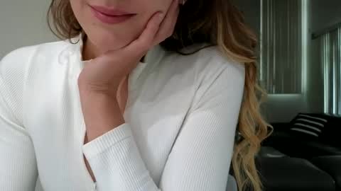 Snapshot of emilyy_miller chatting on 10-22-25, 09:47 emilly online show from 10-22-25, 09:47