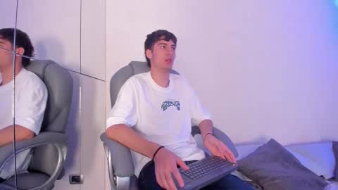 Snapshot of emir_ozan chatting on 11-21-25, 11:31 emir_ozan online show from 11-21-25, 11:31