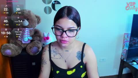 Snapshot of emma_boo_ chatting on 05-17-26, 02:02 emma_boo_ online show from 05-17-26, 02:02