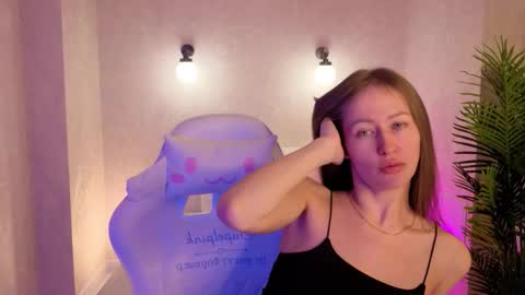 Snapshot of emma_clay chatting on 12-16-25, 01:32 Bella online show from 12-16-25, 01:32