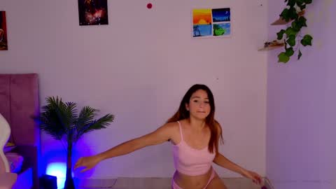 Snapshot of emma_hg1 chatting on 12-11-24, 07:46 the girl of your dreams online show from 12-11-24, 07:46