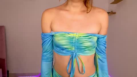 Snapshot of emma_hg1 chatting on 02-21-25, 12:28 the girl of your dreams online show from 02-21-25, 12:28