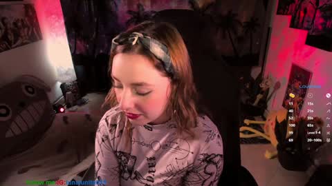 Snapshot of emma_luna059 chatting on 01-23-25, 10:33 LUNA online show from 01-23-25, 10:33