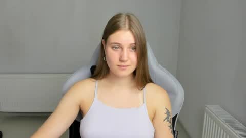 Snapshot of emma_sweettyy chatting on 07-09-26, 06:28 Emma online show from 07-09-26, 06:28