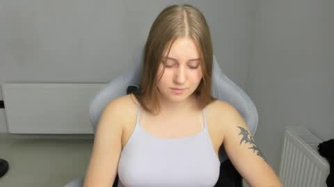 Snapshot of emma_sweettyy chatting on 07-13-26, 05:21 Emma online show from 07-13-26, 05:21