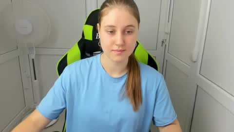 Snapshot of emma_sweettyy chatting on 07-17-26, 06:20 Emma online show from 07-17-26, 06:20