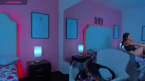 emma_whitee_ online show from 11-10-25, 12:59