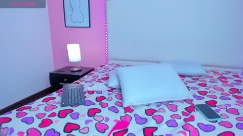 emma_whitee_ online show from 11-11-25, 01:33