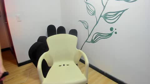 Snapshot of emmaaevans_ chatting on 12-17-24, 12:00 Emma Evans online show from 12-17-24, 12:00